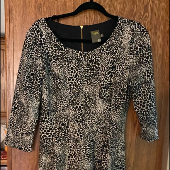 Taylor dress.  Gray/black snow leopard pattern Size 10. - Picture 4 of 13